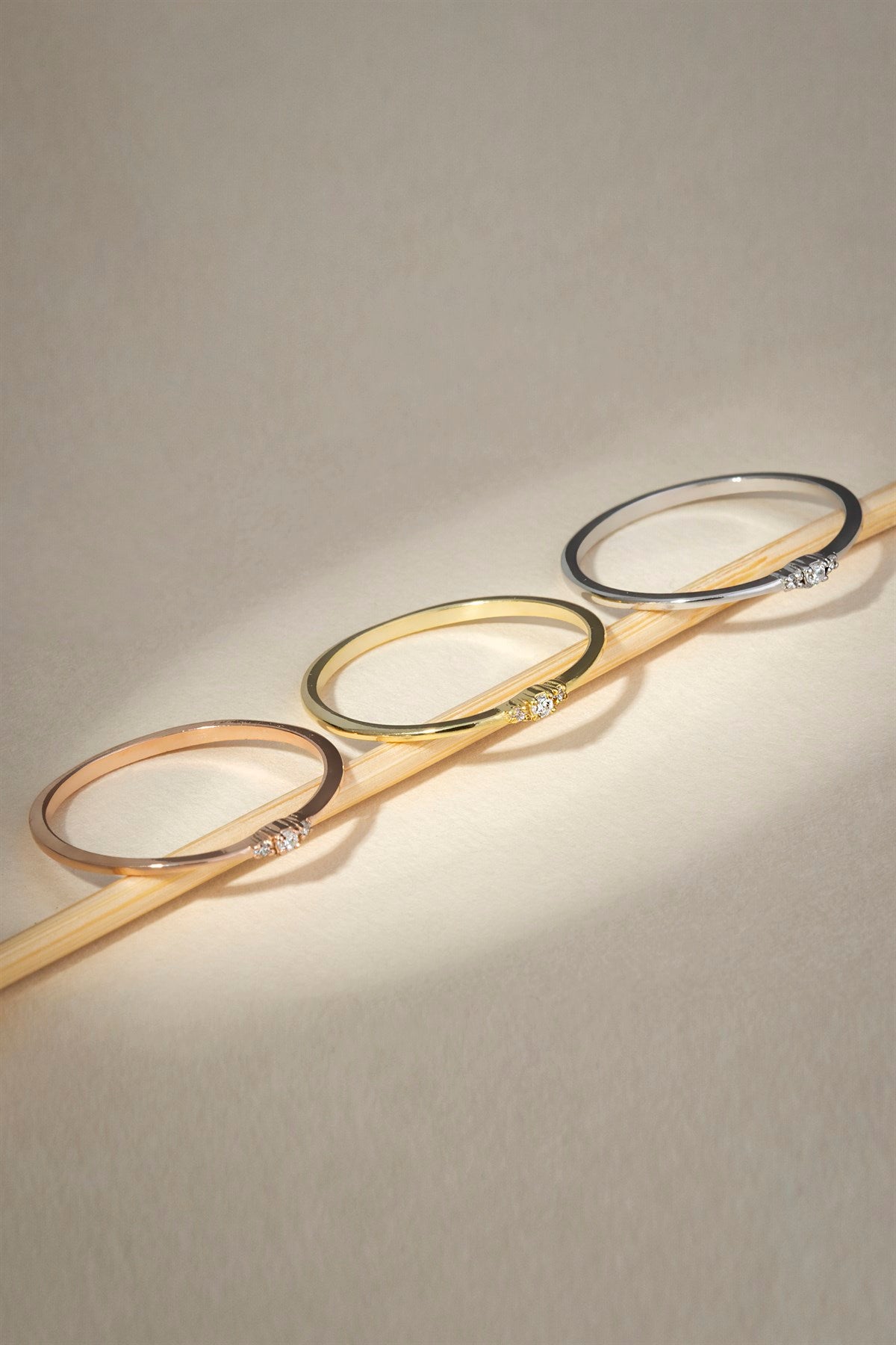 Anillo mínimo de piedras preciosas de oro macizo