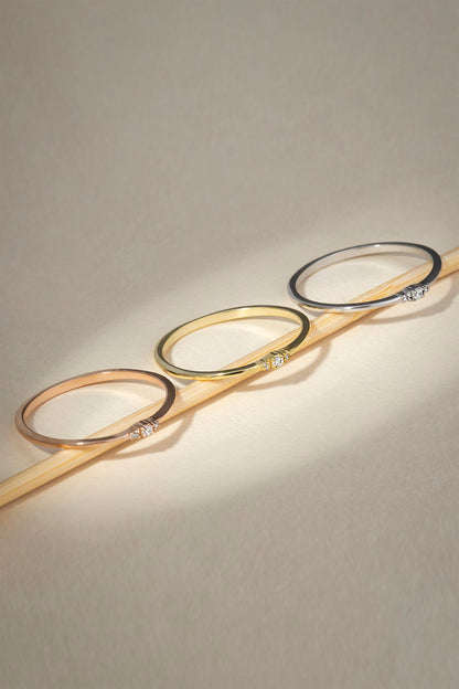 Anillo mínimo de piedras preciosas de oro macizo