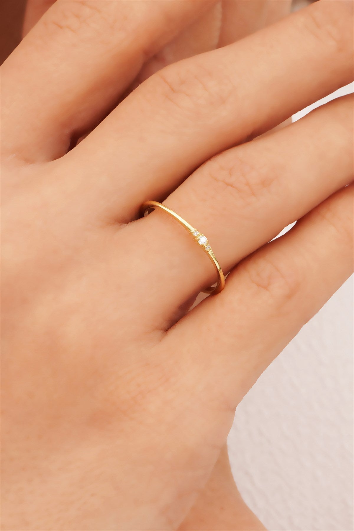 Anillo mínimo de piedras preciosas de oro macizo