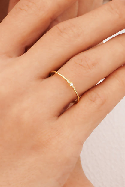 Anillo mínimo de piedras preciosas de oro macizo