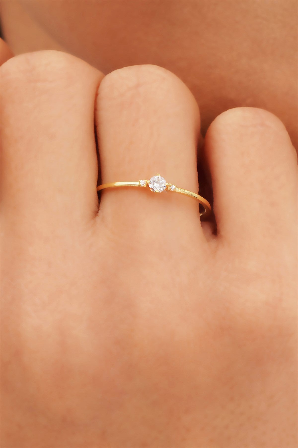 Anillo mínimo de piedras preciosas de oro macizo