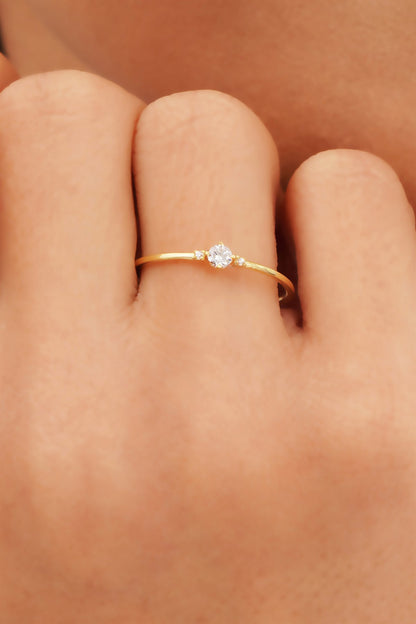 Anillo mínimo de piedras preciosas de oro macizo