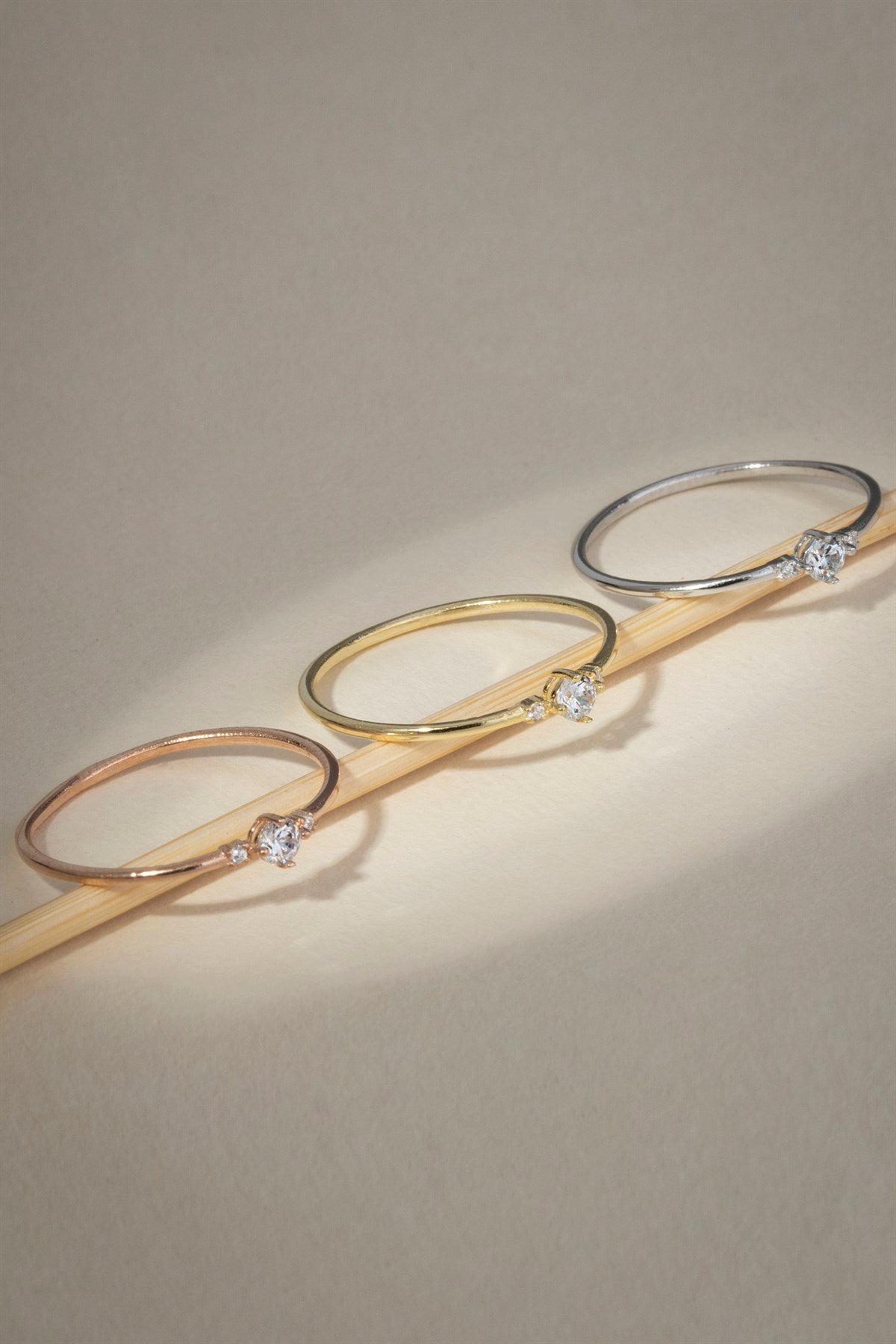 Anillo mínimo de piedras preciosas de oro macizo