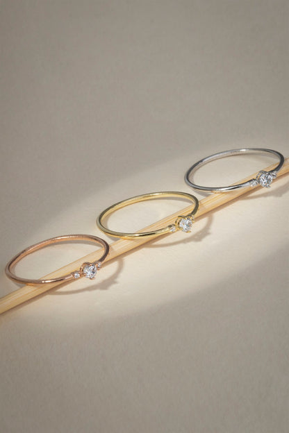 Anillo mínimo de piedras preciosas de oro macizo