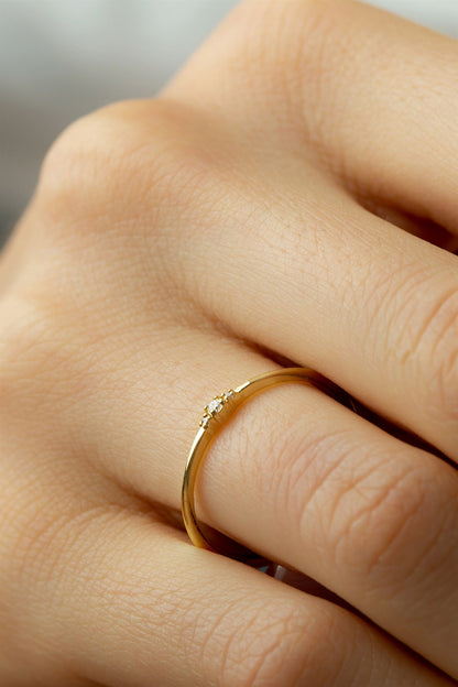 Anillo mínimo de piedras preciosas de oro macizo