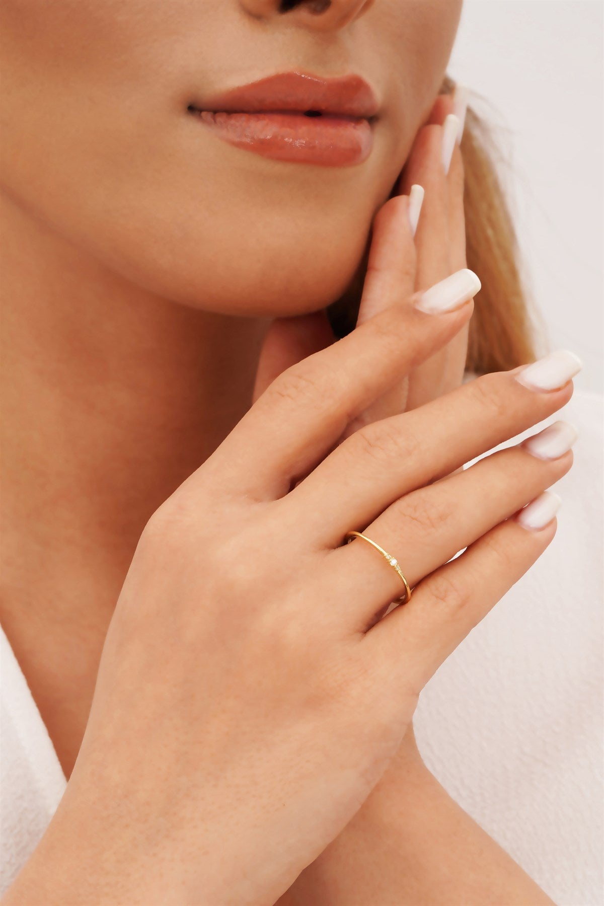 Anillo mínimo de piedras preciosas de oro macizo