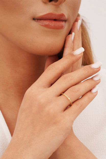 Anillo mínimo de piedras preciosas de oro macizo