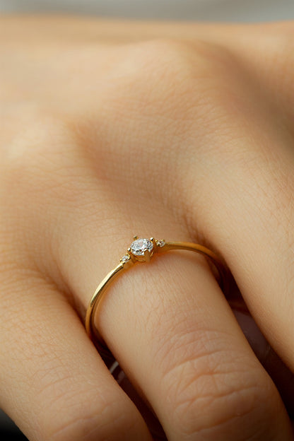 Anillo mínimo de piedras preciosas de oro macizo