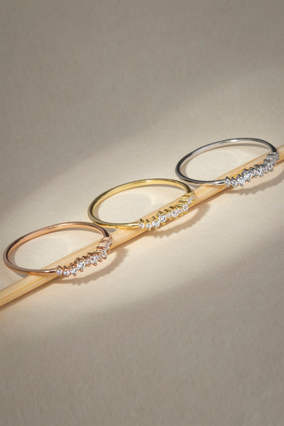 Anillo con diseño de piedras preciosas de oro macizo