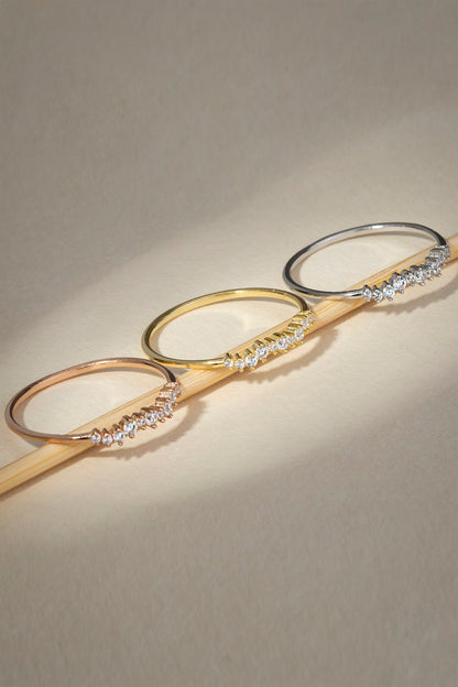 Anillo con diseño de piedras preciosas de oro macizo