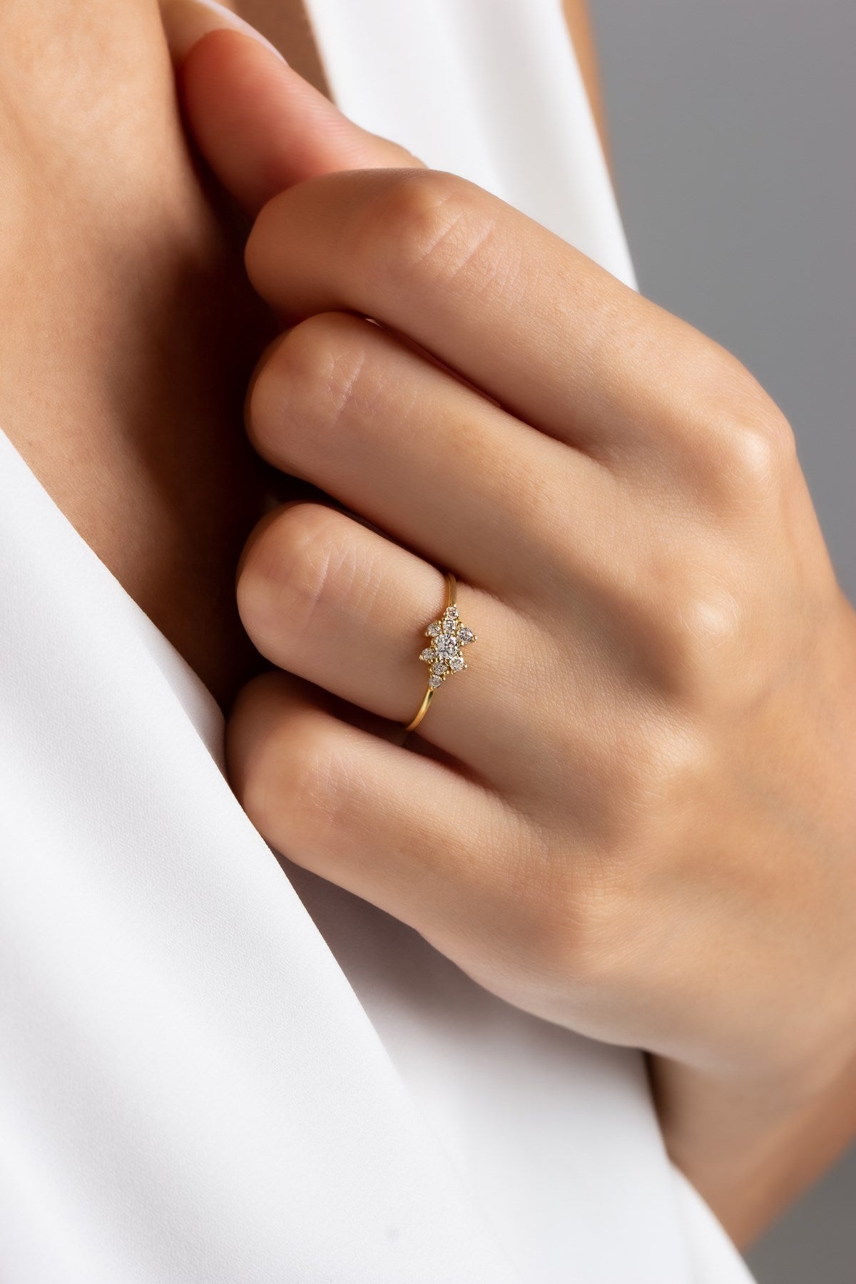 Anillo con diseño de piedras preciosas de oro macizo