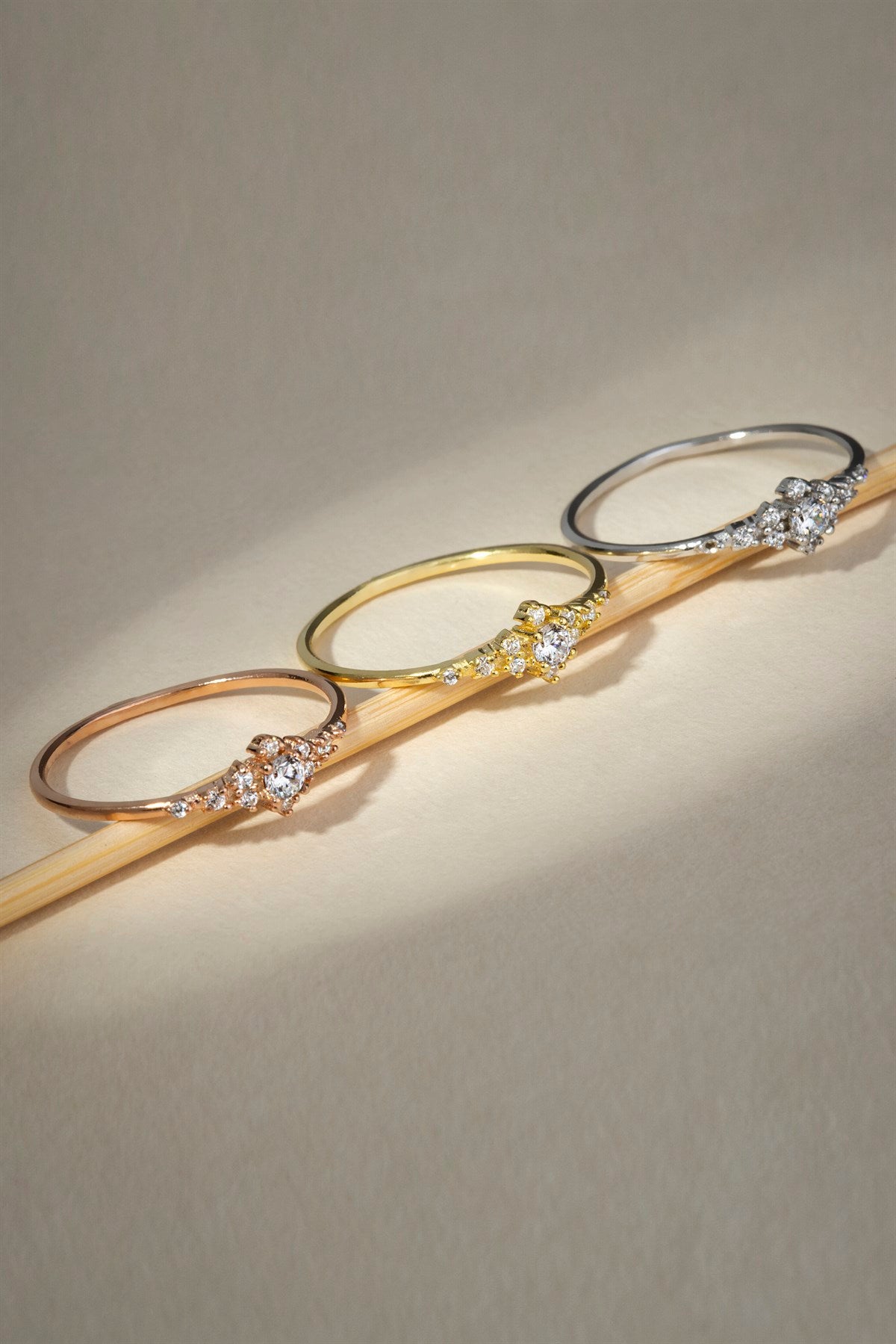 Anillo con diseño de piedras preciosas de oro macizo