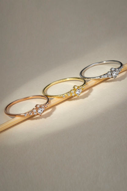 Anillo con diseño de piedras preciosas de oro macizo