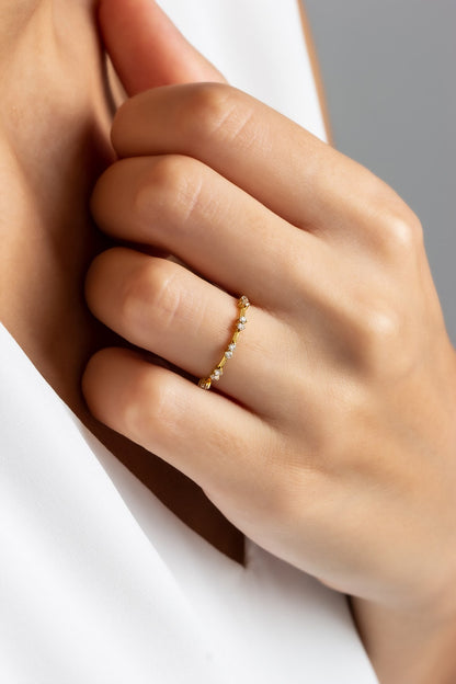 Anillo con diseño de piedras preciosas de oro macizo