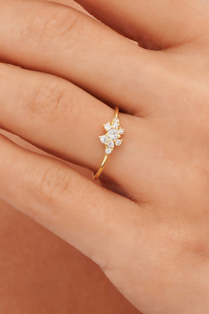 Anillo con diseño de piedras preciosas de oro macizo