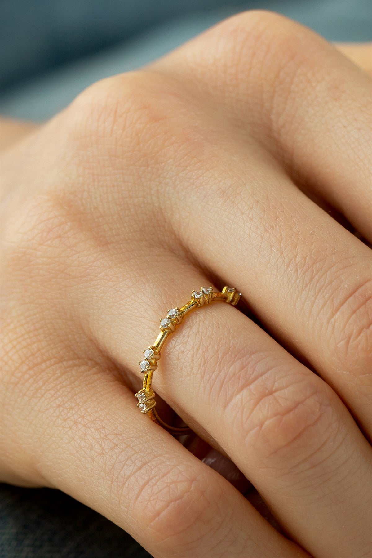 Anillo con diseño de piedras preciosas de oro macizo