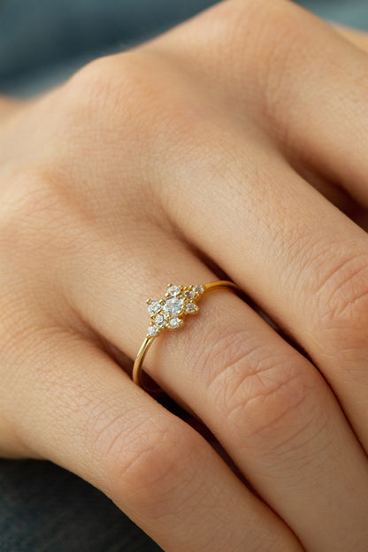 Anillo con diseño de piedras preciosas de oro macizo