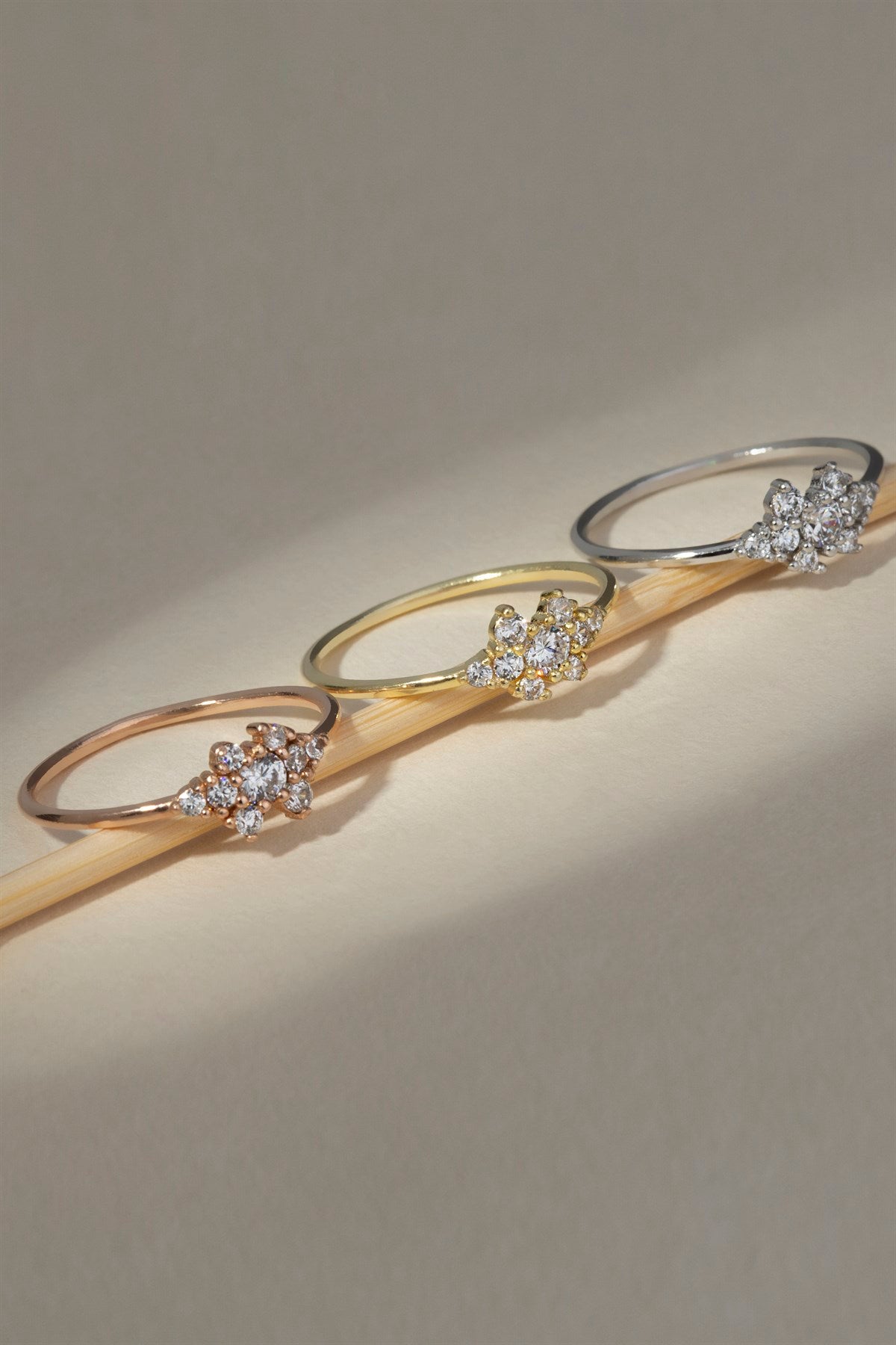 Anillo con diseño de piedras preciosas de oro macizo