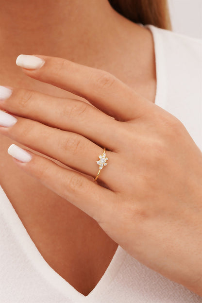 Anillo con diseño de piedras preciosas de oro macizo