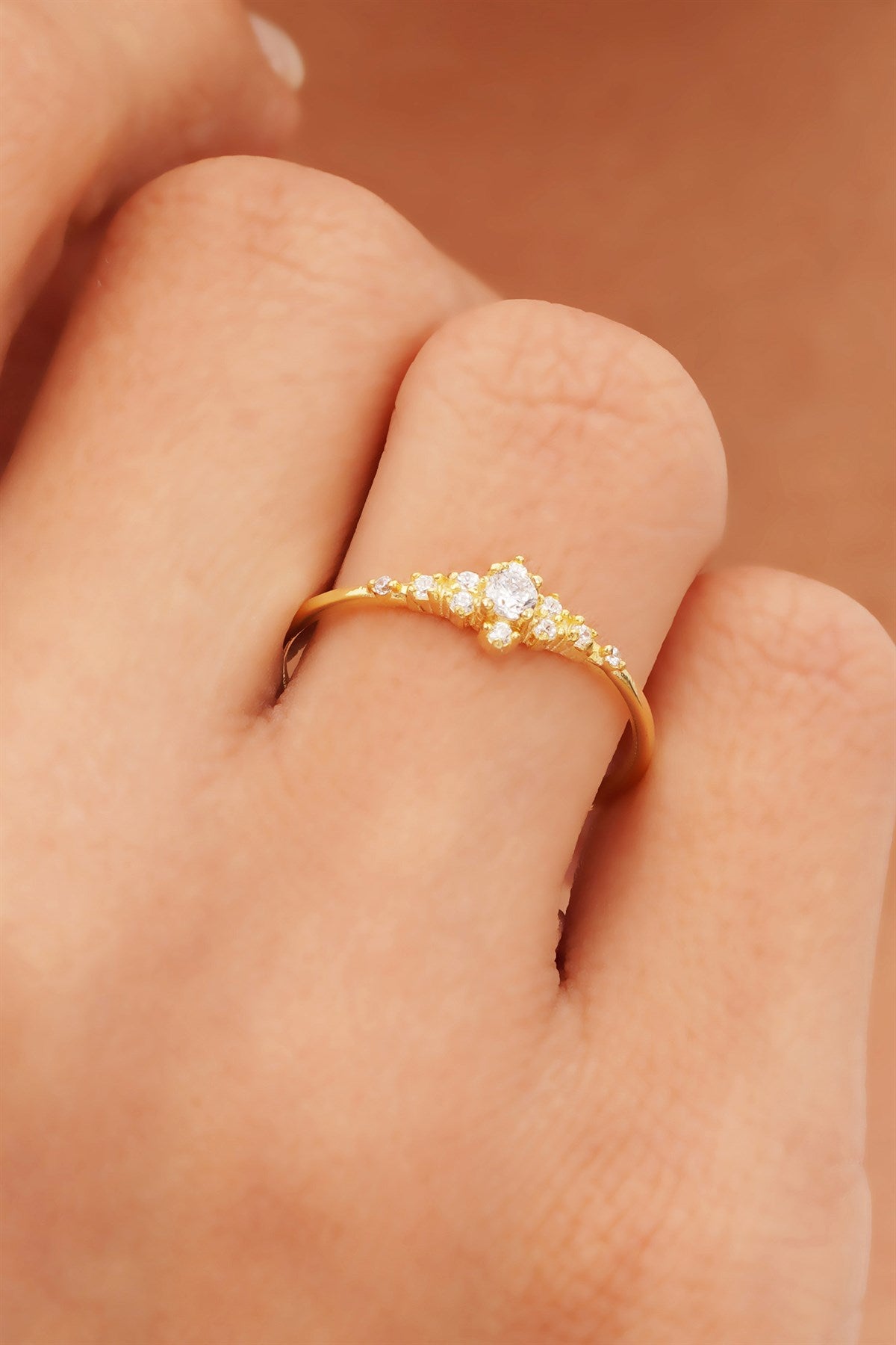 Anillo con diseño de piedras preciosas de oro macizo