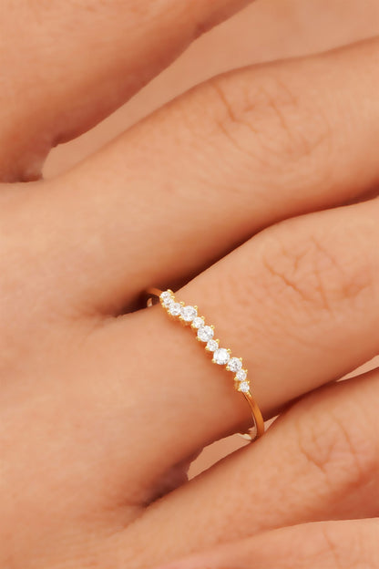 Anillo con diseño de piedras preciosas de oro macizo