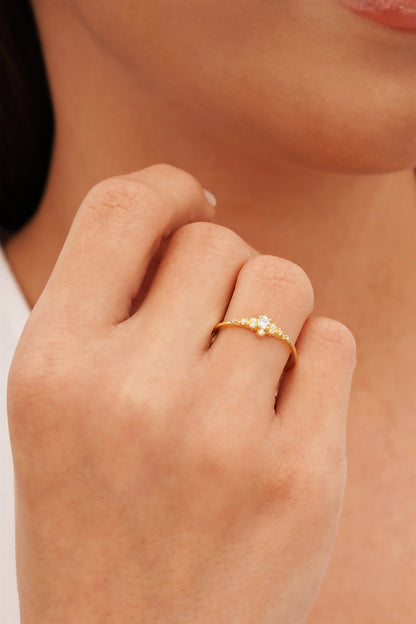 Anillo con diseño de piedras preciosas de oro macizo