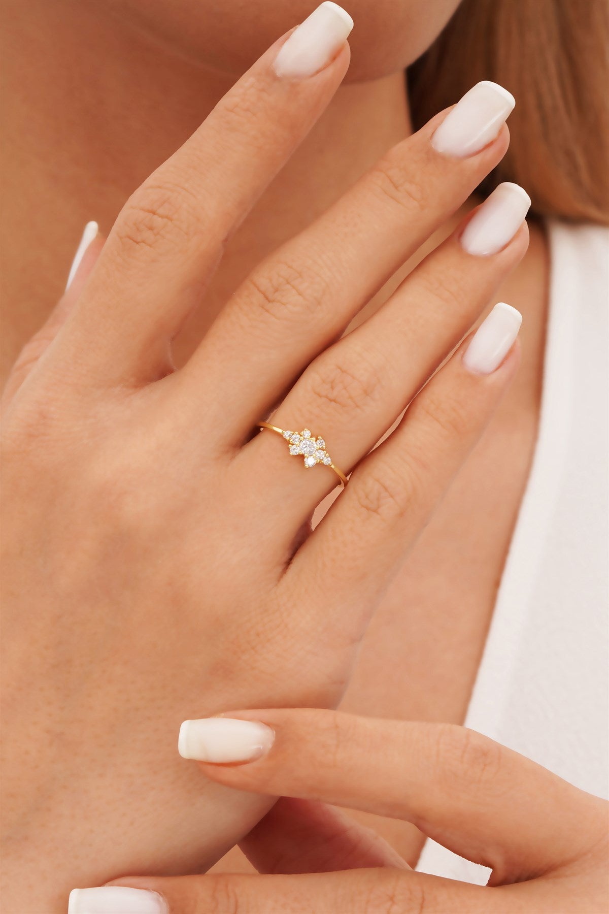 Anillo con diseño de piedras preciosas de oro macizo