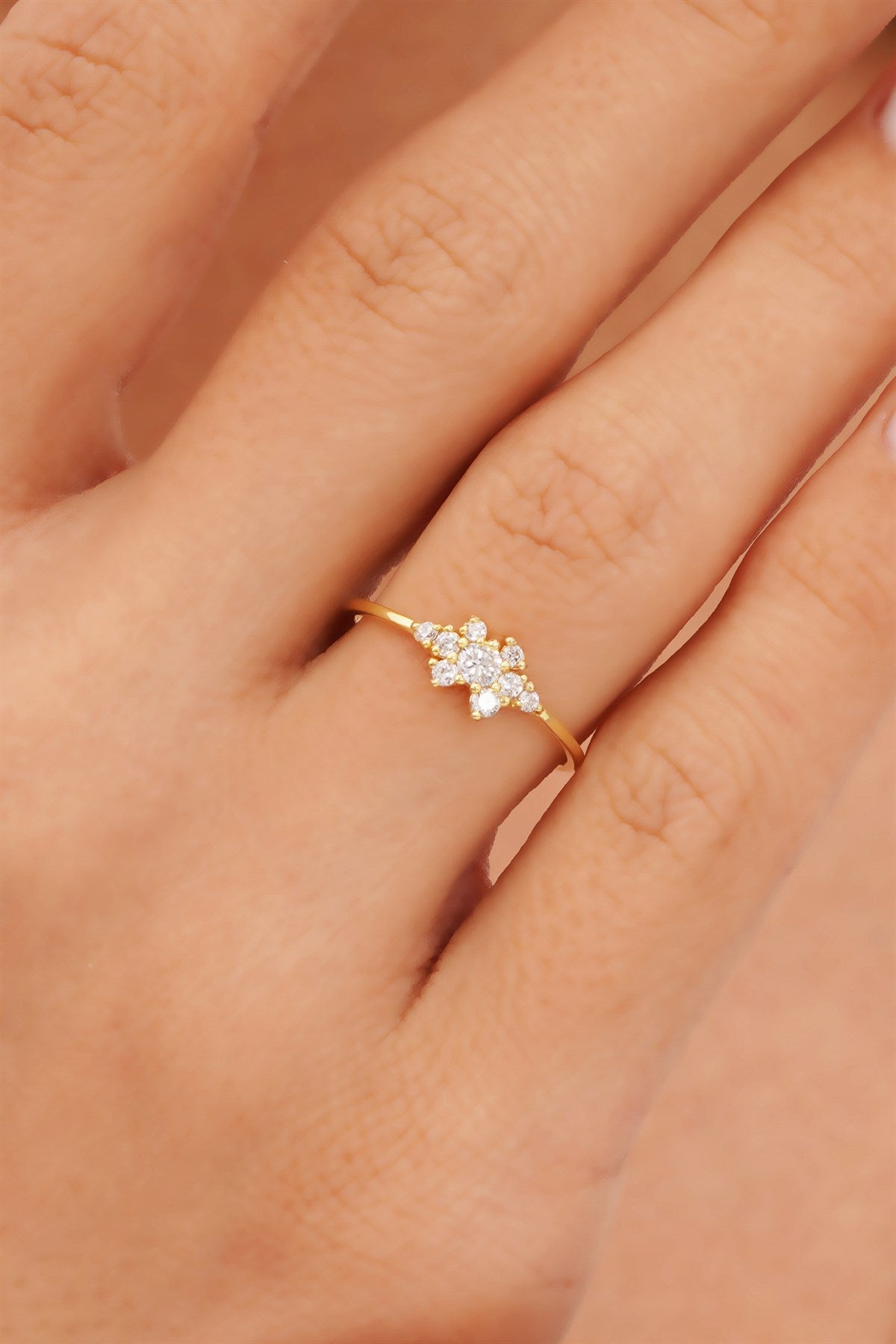 Anillo con diseño de piedras preciosas de oro macizo