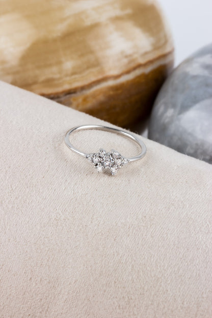 Anillo con diseño de piedras preciosas de oro macizo