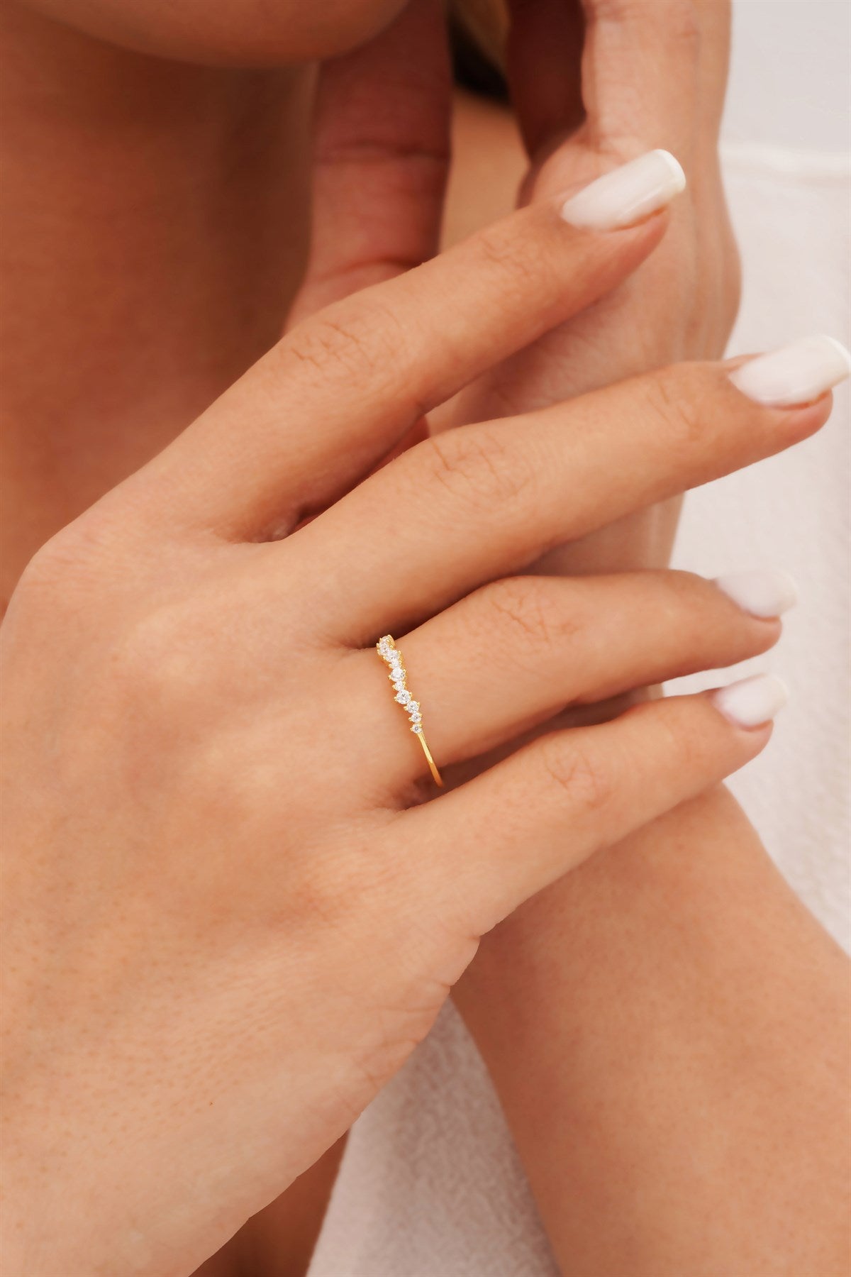 Anillo con diseño de piedras preciosas de oro macizo