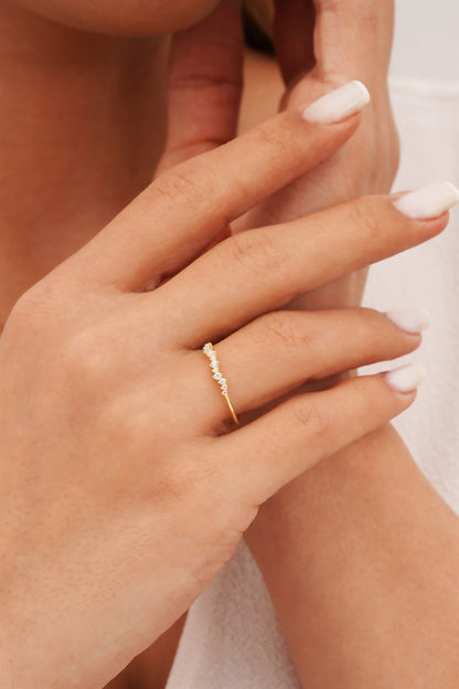 Anillo con diseño de piedras preciosas de oro macizo