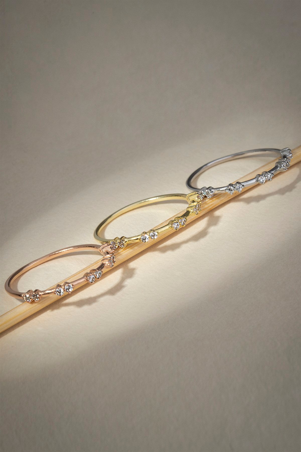 Anillo con diseño de piedras preciosas de oro macizo