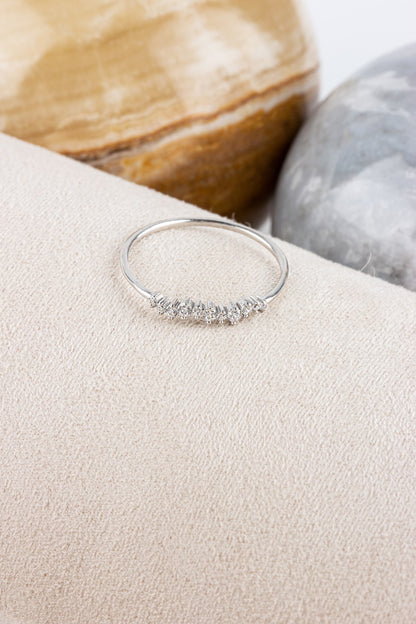 Anillo con diseño de piedras preciosas de oro macizo