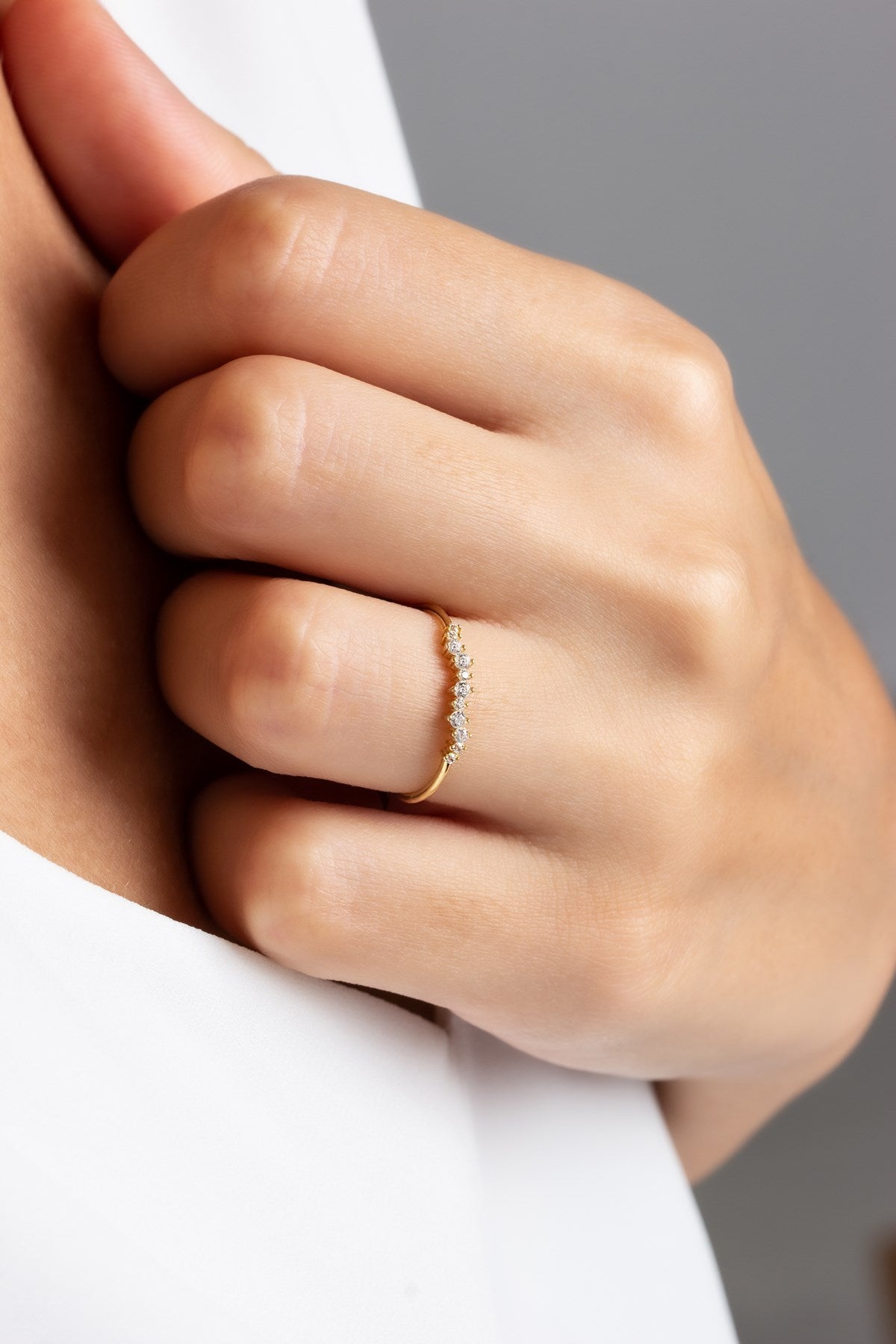 Anillo con diseño de piedras preciosas de oro macizo