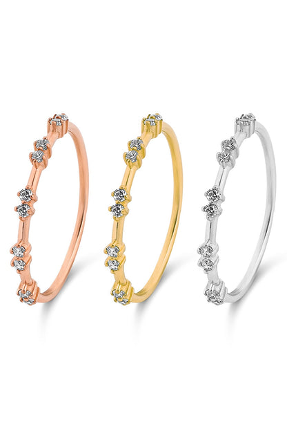 Anillo con diseño de piedras preciosas de oro macizo