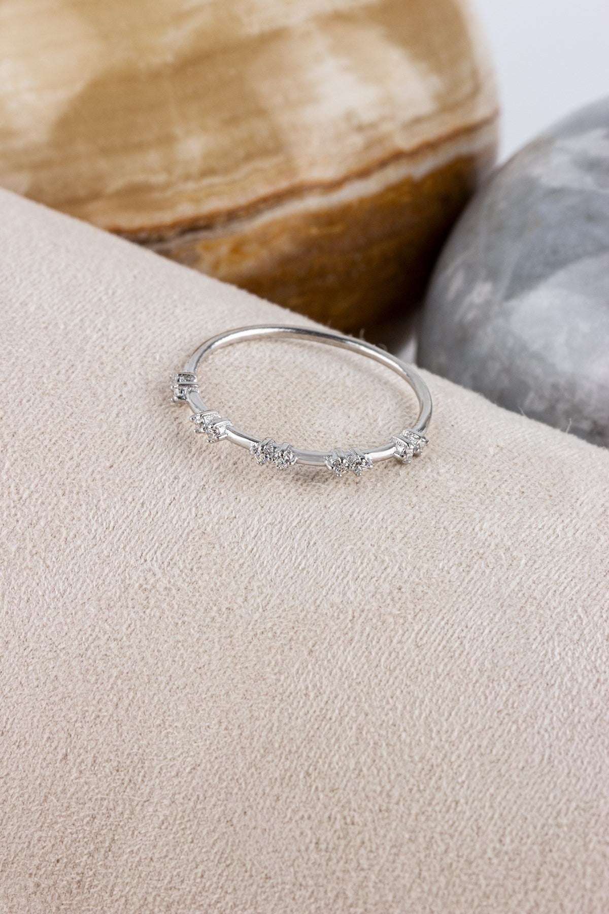 Anillo con diseño de piedras preciosas de oro macizo