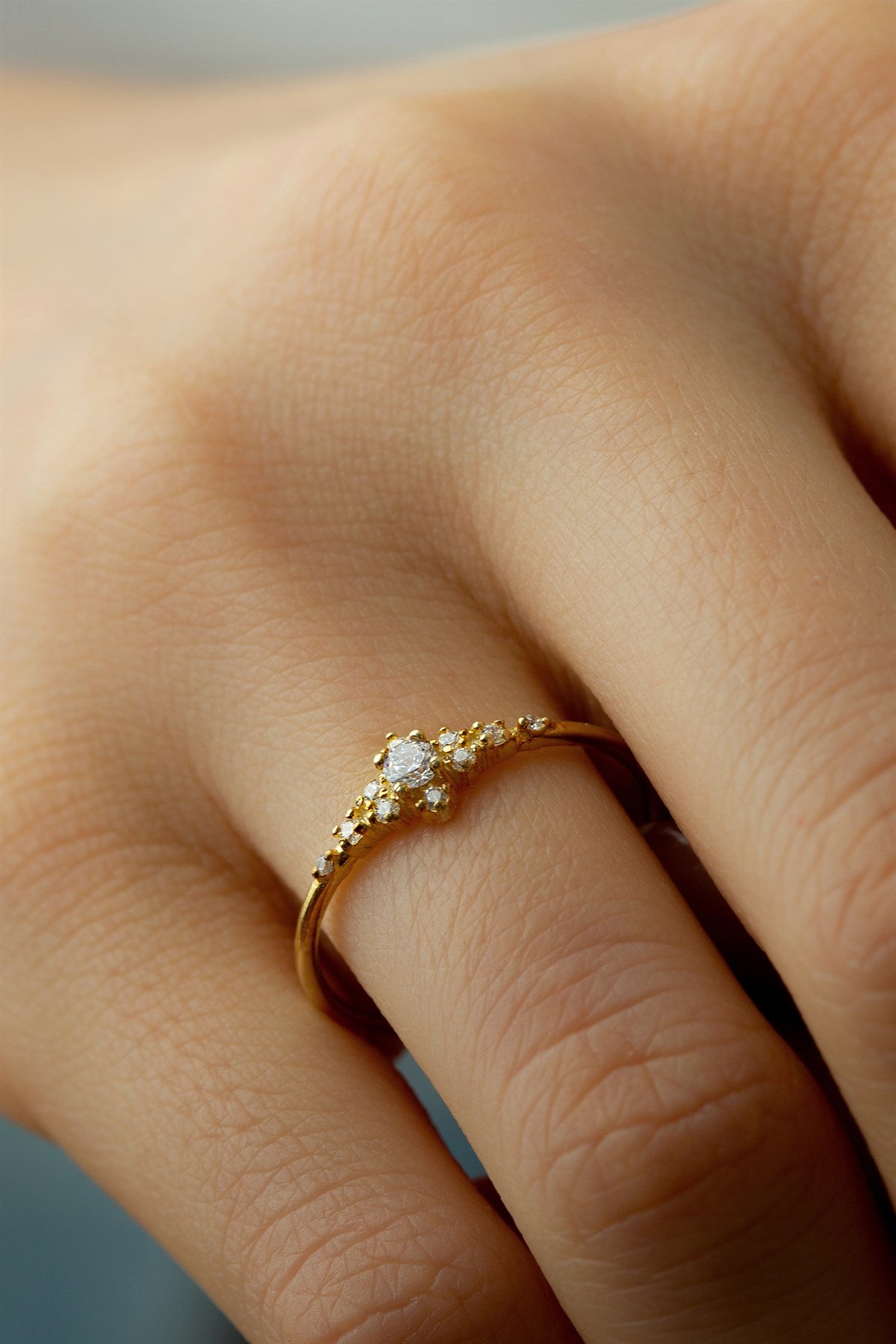 Anillo con diseño de piedras preciosas de oro macizo