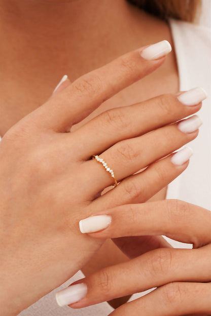 Anillo con diseño de piedras preciosas de oro macizo