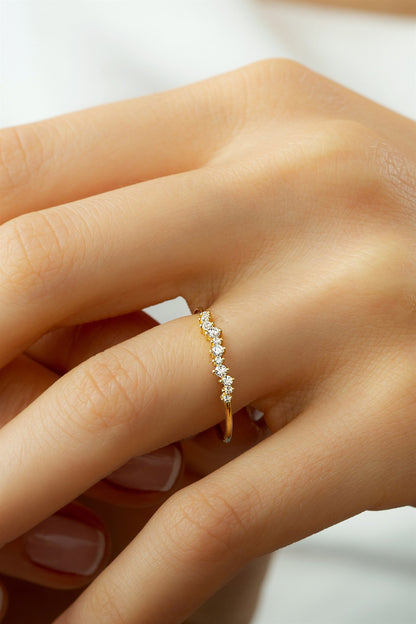 Anillo con diseño de piedras preciosas de oro macizo