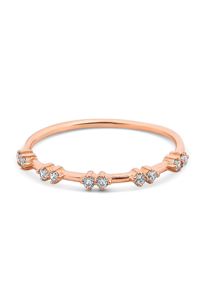 Anillo con diseño de piedras preciosas de oro macizo