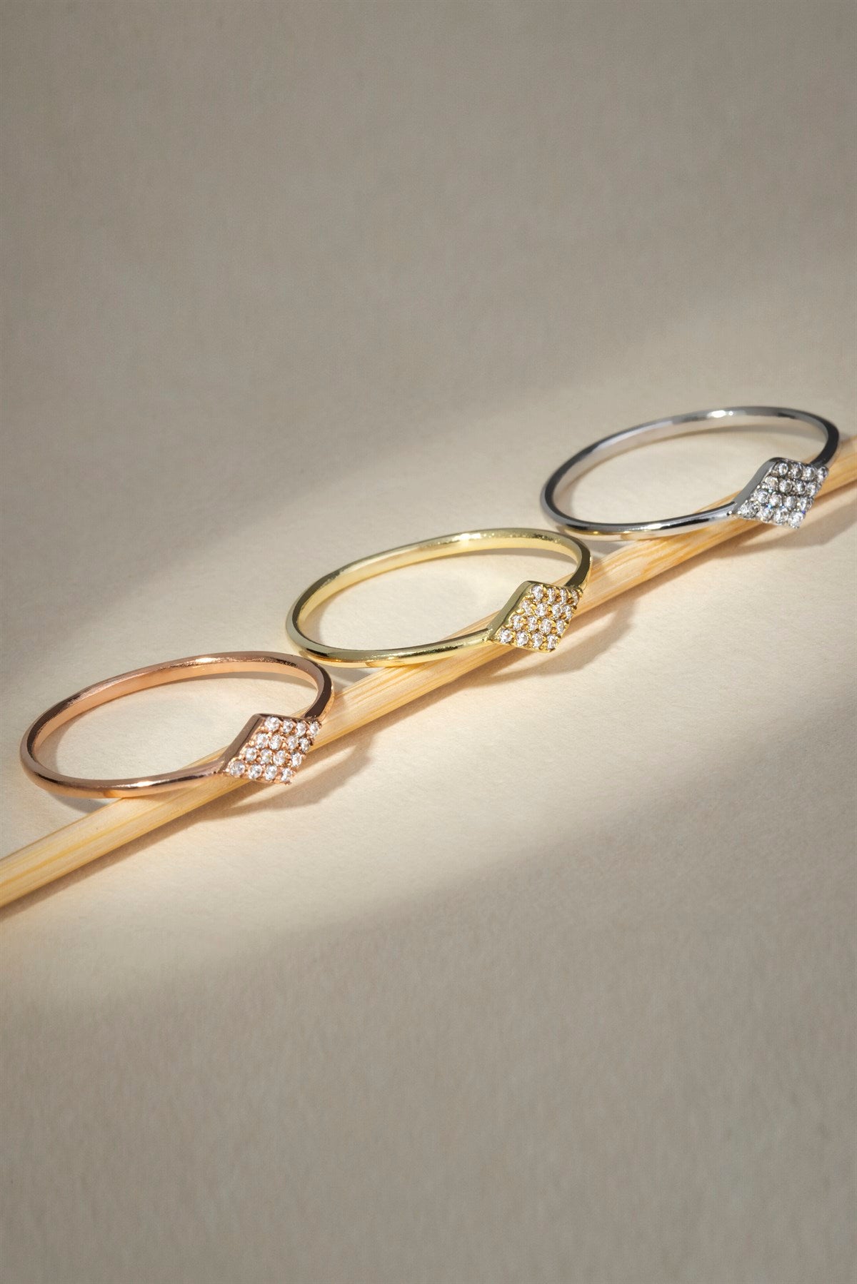 Anillo de piedras preciosas de oro macizo