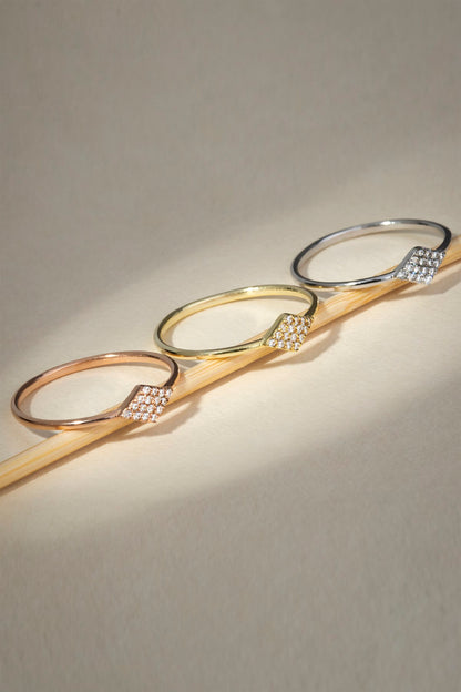 Anillo de piedras preciosas de oro macizo