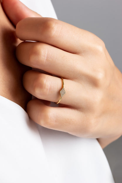 Anillo de piedras preciosas de oro macizo