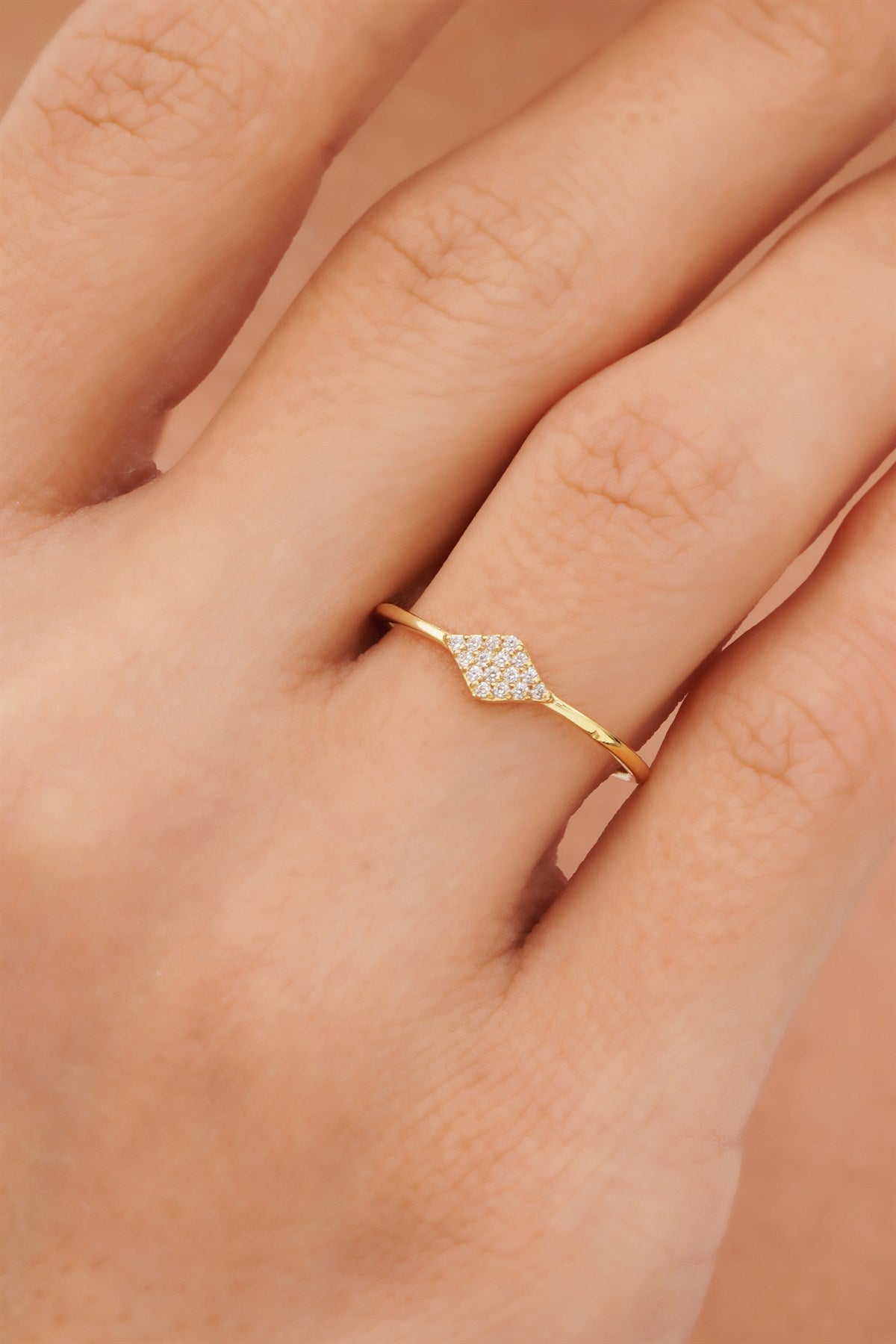 Anillo de piedras preciosas de oro macizo