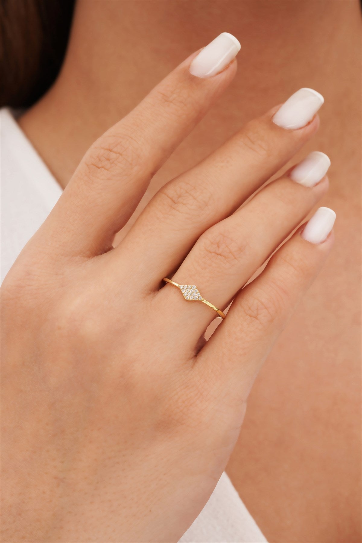 Anillo de piedras preciosas de oro macizo