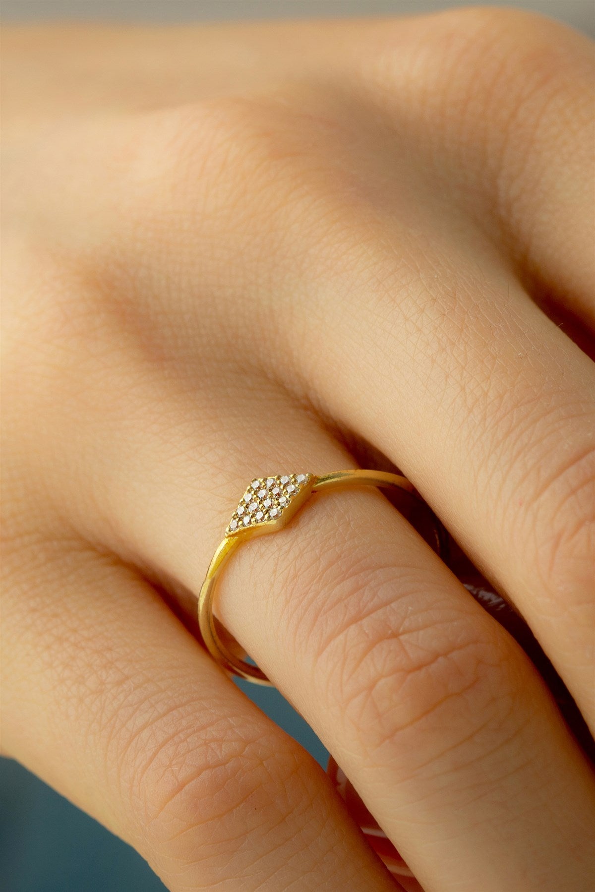 Anillo de piedras preciosas de oro macizo