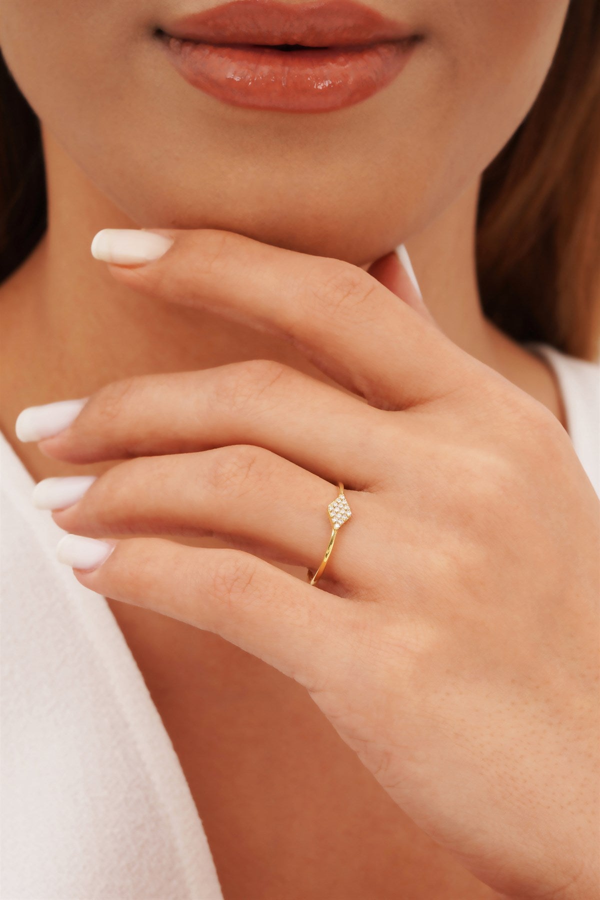 Anillo de piedras preciosas de oro macizo