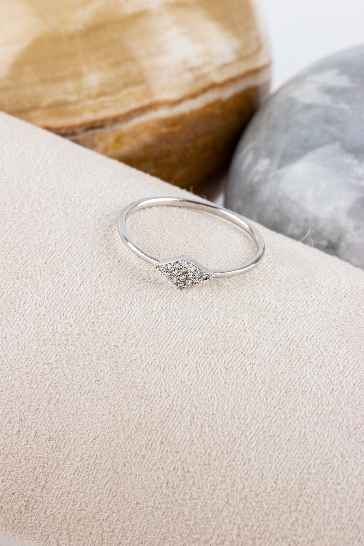 Anillo de piedras preciosas de oro macizo