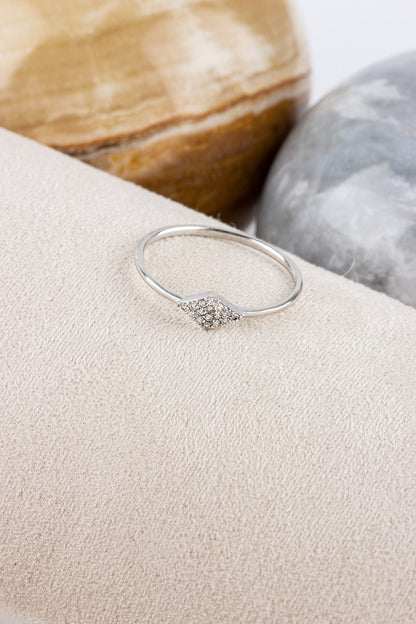 Anillo de piedras preciosas de oro macizo