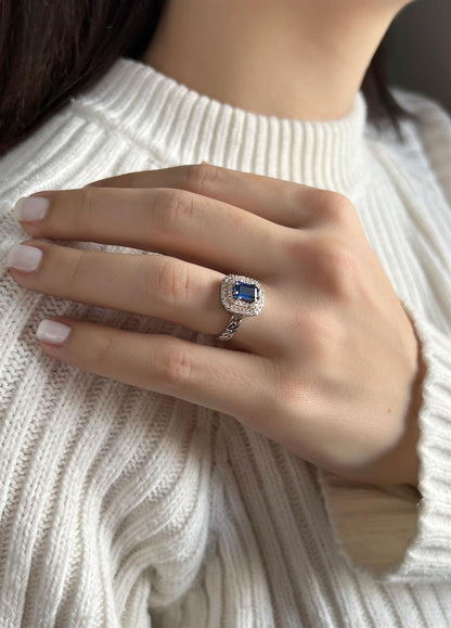 Bague en argent avec saphir baguette et pierres précieuses